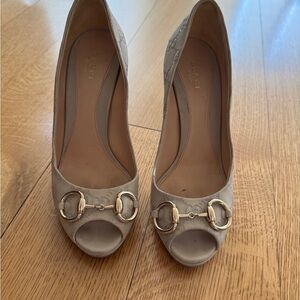 Gucci Women's Beige Peep-Toe Pump 7.5
